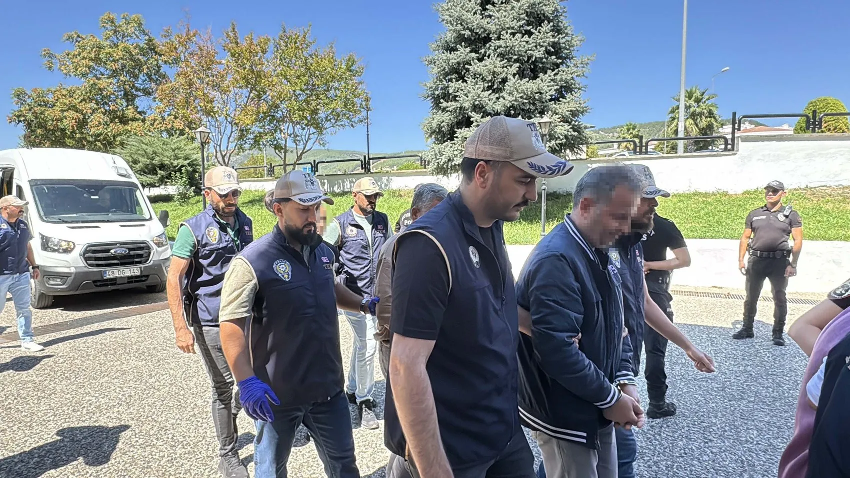 Suikast timi üyesine saklanma desteği: 10 kişi hakim karşısında