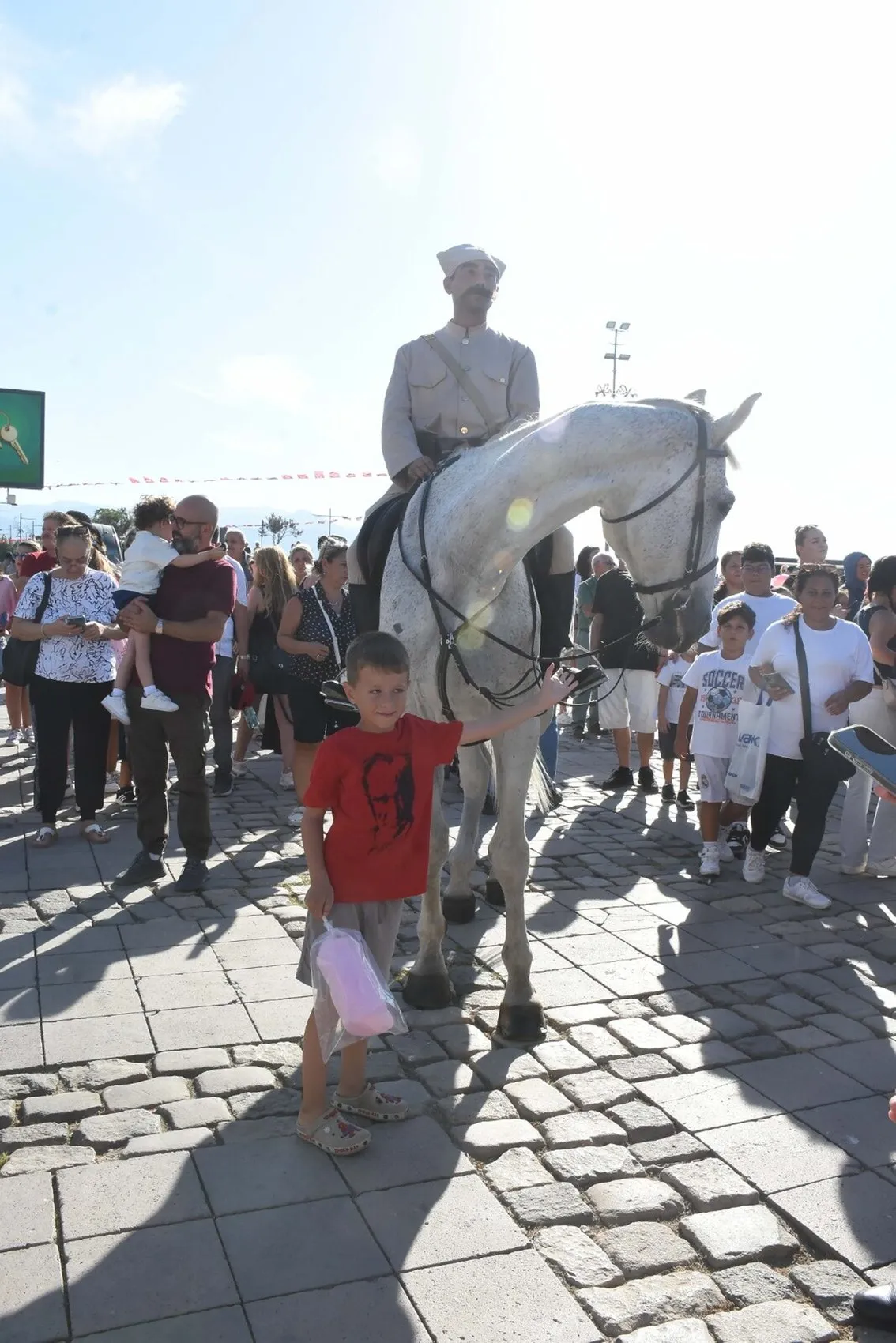 İzmir semalarında nefes kesen kutlama: Kurtuluş coşkusu gökyüzüne taşındı