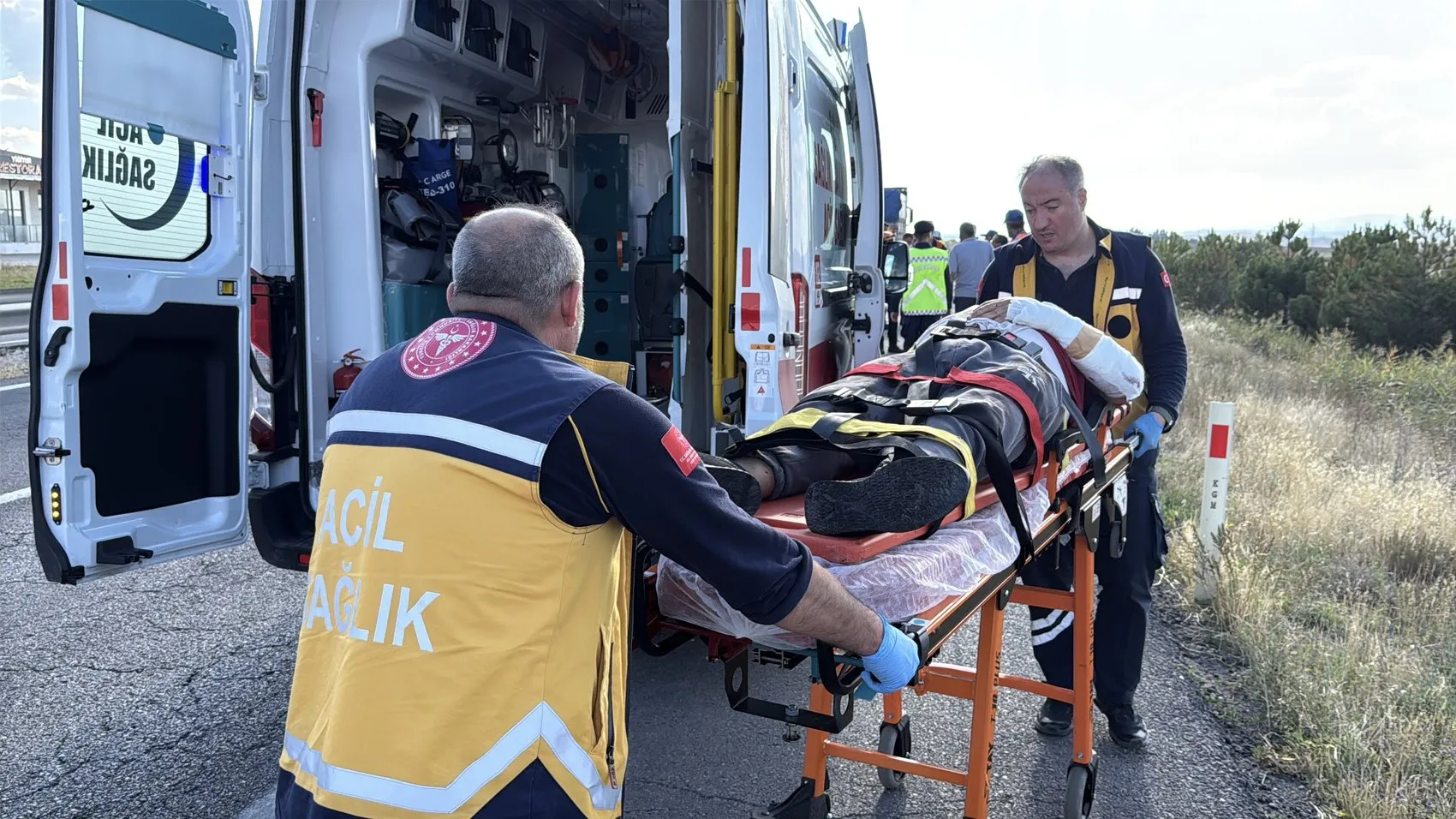 Sivas-Kayseri yolunda dehşet anları: Otomobil TIR'a çarptı, 6 kişi hastanelik oldu