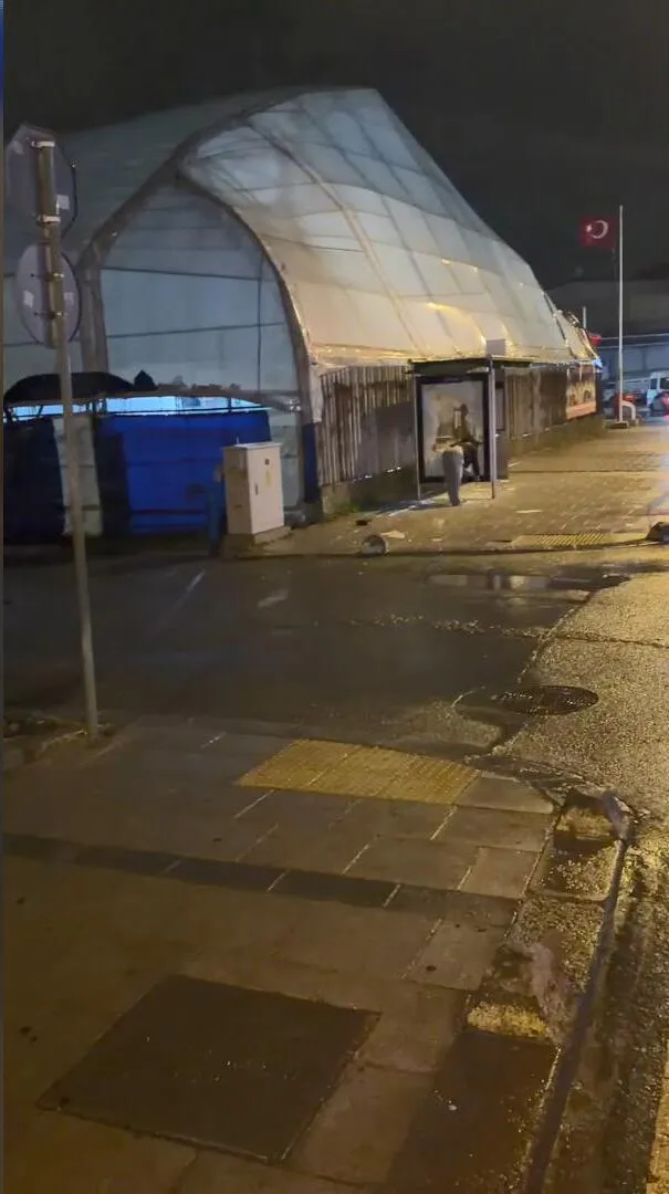 Arnavutköy'de gece yarısı dehşeti: Durağı taşladı, çevreye hakaretler yağdırdı