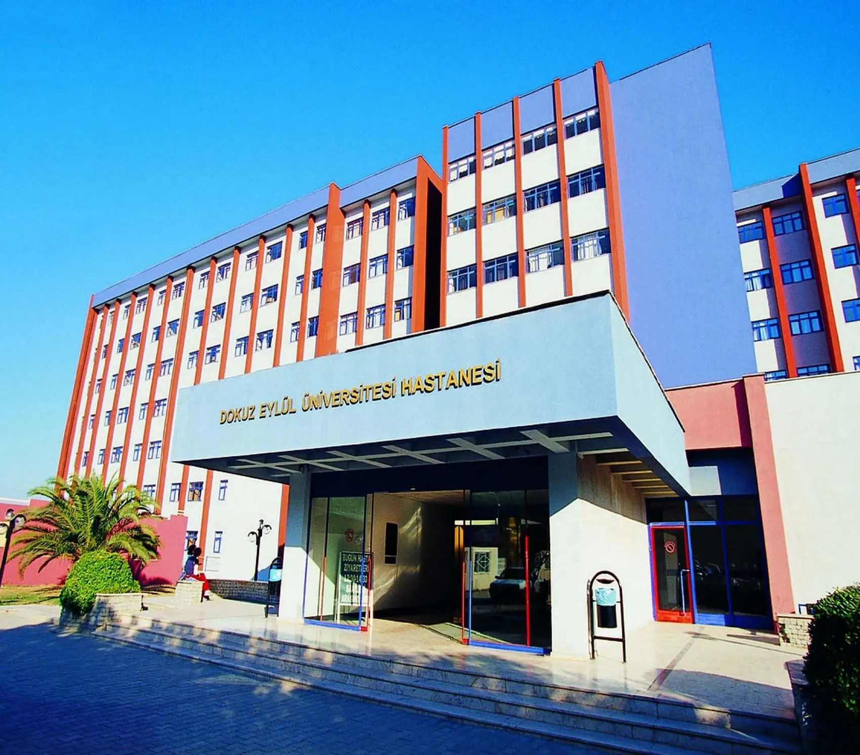 İzmir siyasetinin duayen ismi Burhan Özfatura'dan acı haber: Yoğun bakımda yaşam mücadelesi veriyor