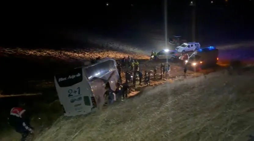 Merzifon'da gece yarısı dehşeti: Yolcu otobüsü bariyerleri aşıp şarampole yuvarlandı
