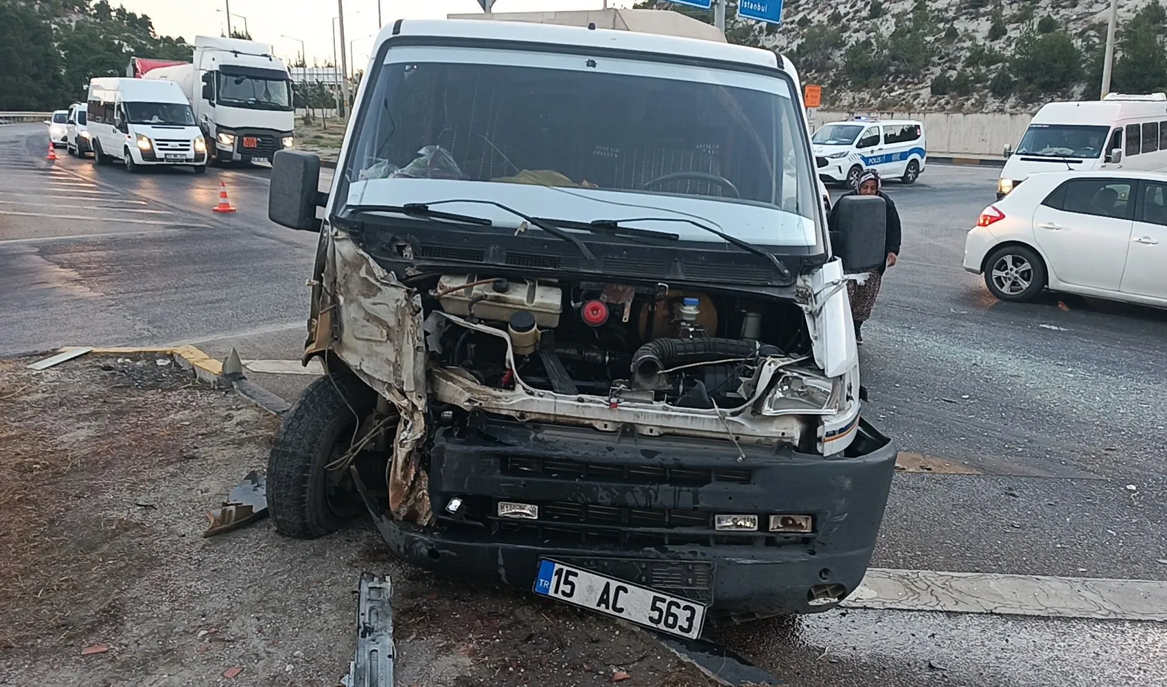 Burdur'da sabahın ilk ışıklarında korkunç kaza: Tarım işçilerini taşıyan araçlar çarpıştı