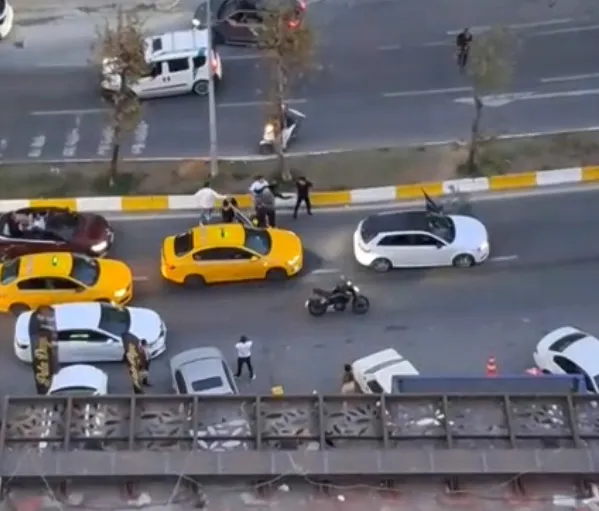 Esenyurt'ta trafik magandalığı: Taksi şoförüne yumruklu saldırı anbean görüntülendi