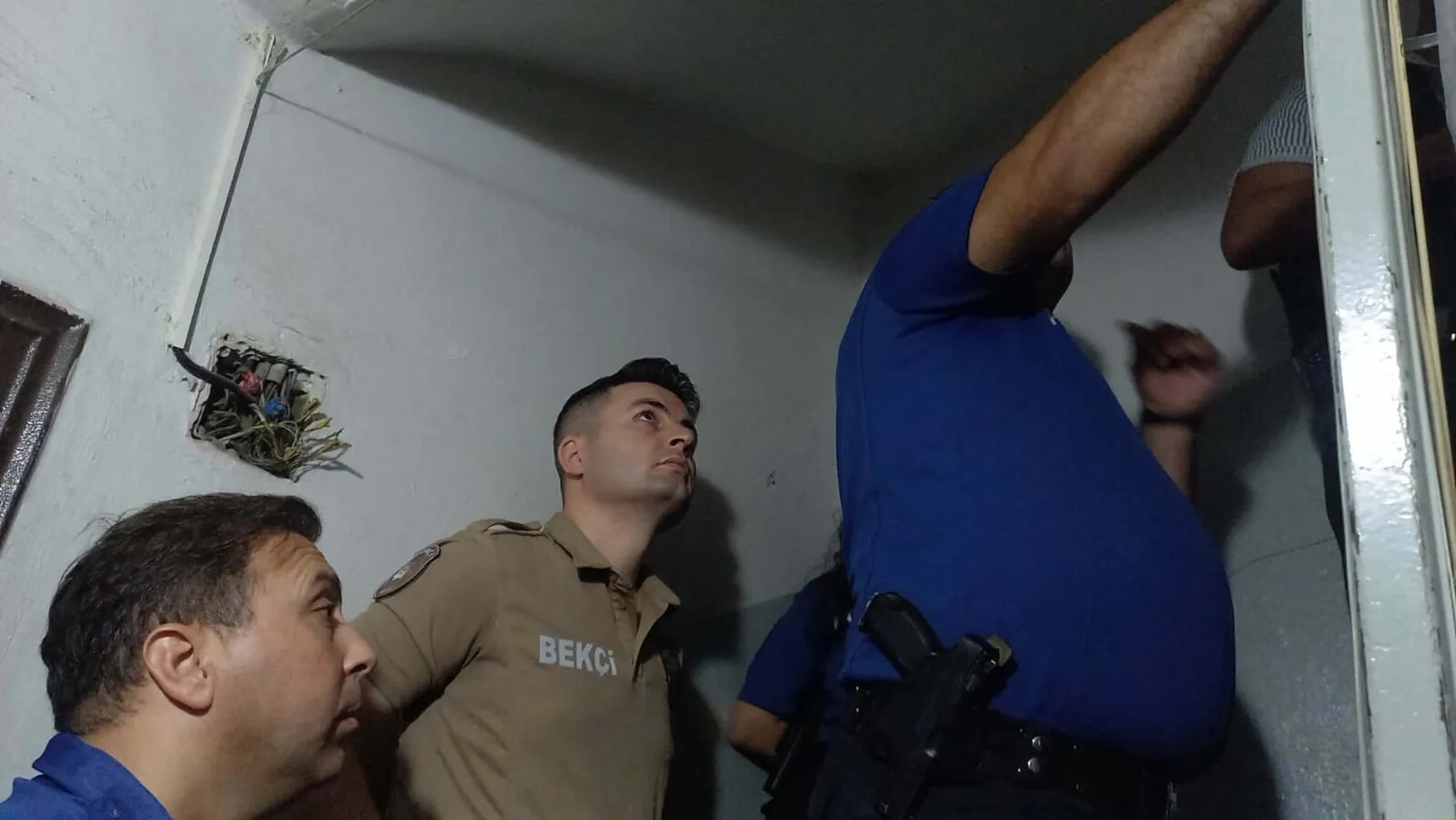 Manisa'da apartman sakinlerini dehşete düşüren komşu dehşeti: Matkapla kapıyı parçaladı