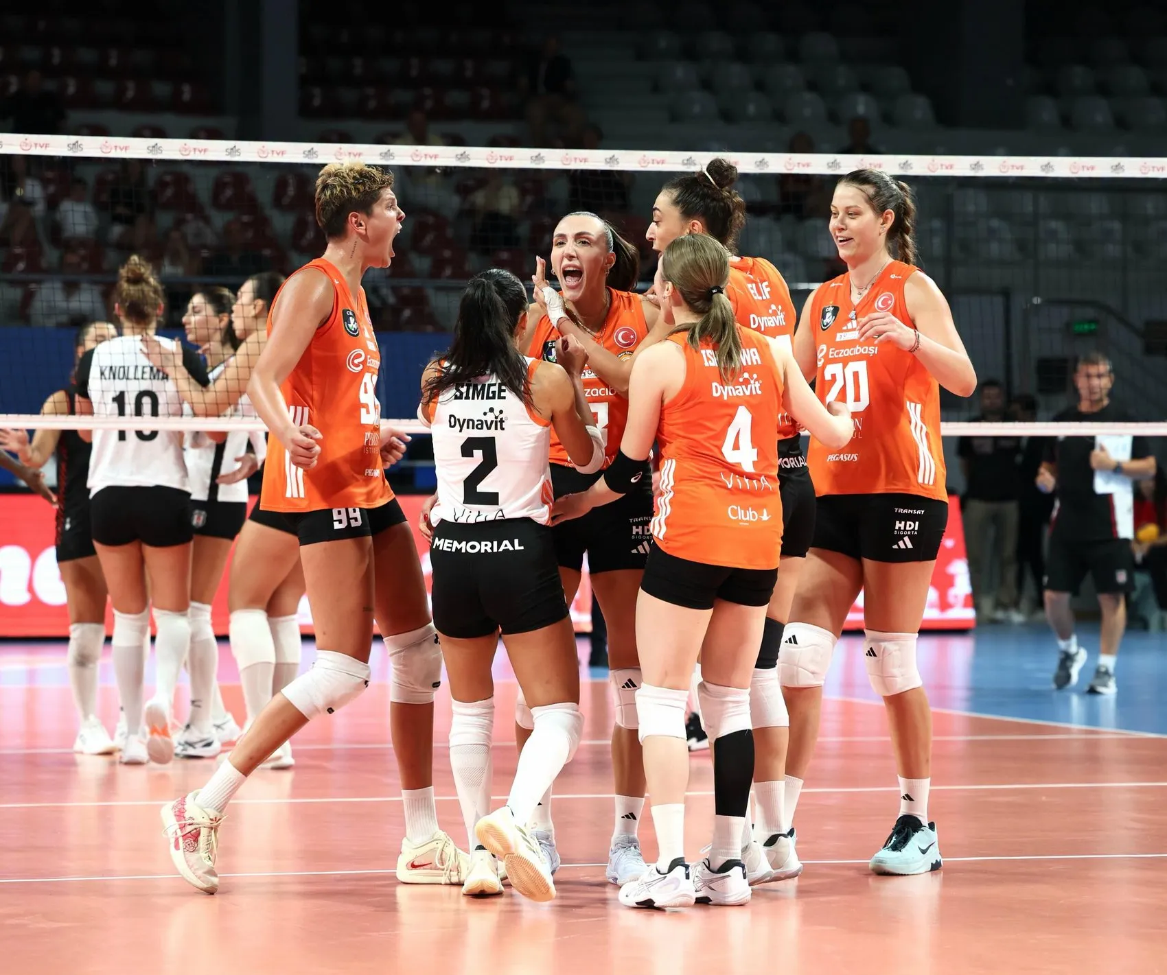 İzmir'de voleybolun devleri sahne aldı: Şampiyonluk provasında kazanan belli oldu