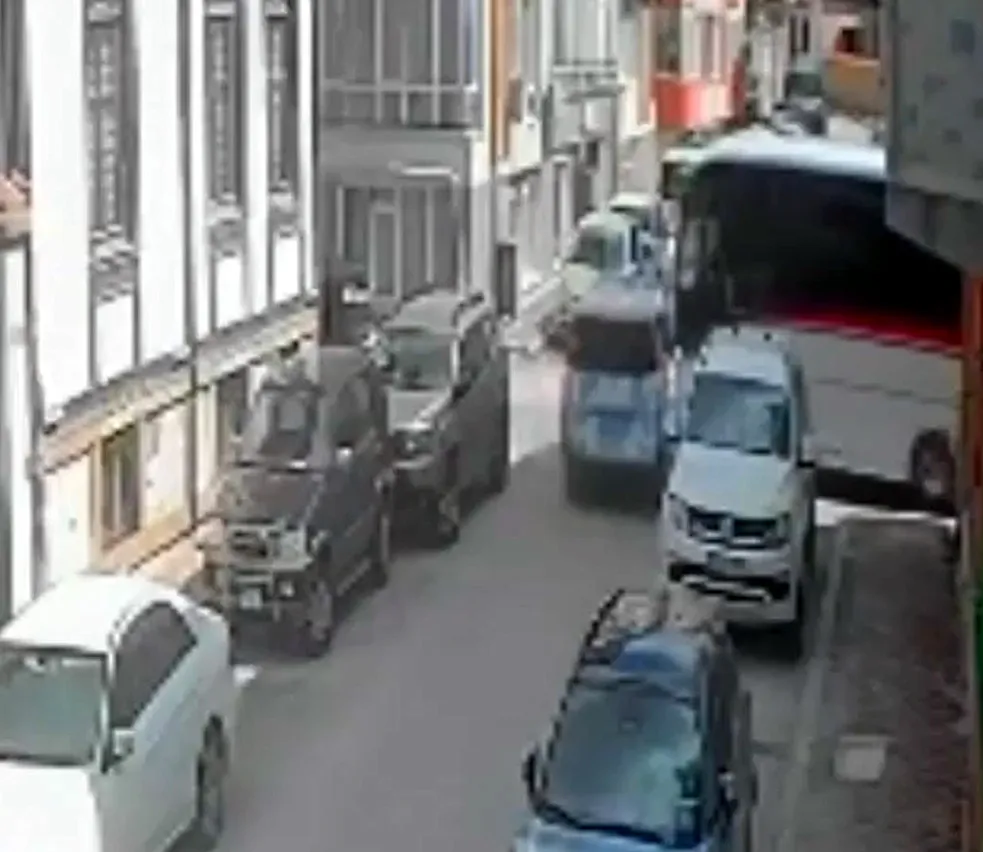 Edirne'de korkutan çarpışma: Güvenlik kamerası o anları saniye saniye kaydetti