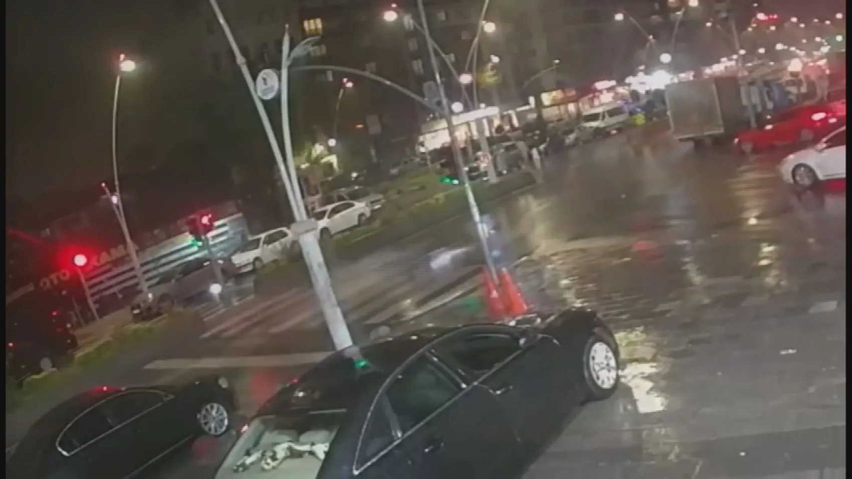 Esenler'de yağmurun getirdiği tehlike: Motosikletli sürücü saniyeler içinde kamyona çarptı