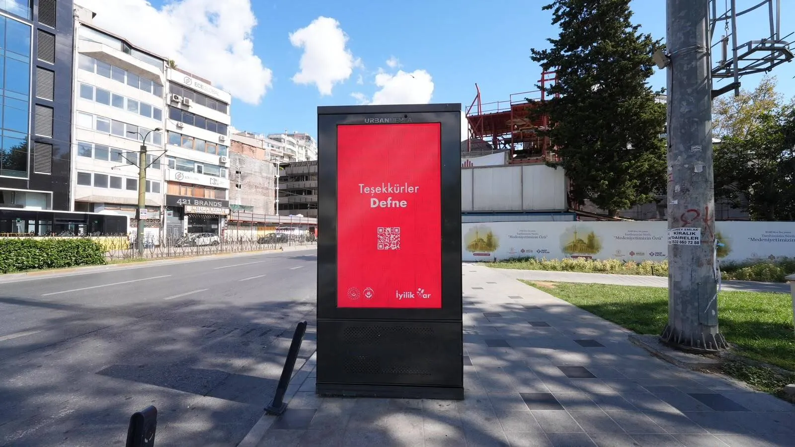 Billboardlardaki gizemli teşekkür mesajlarının sırrı çözüldü: İyilik hareketi başlıyor