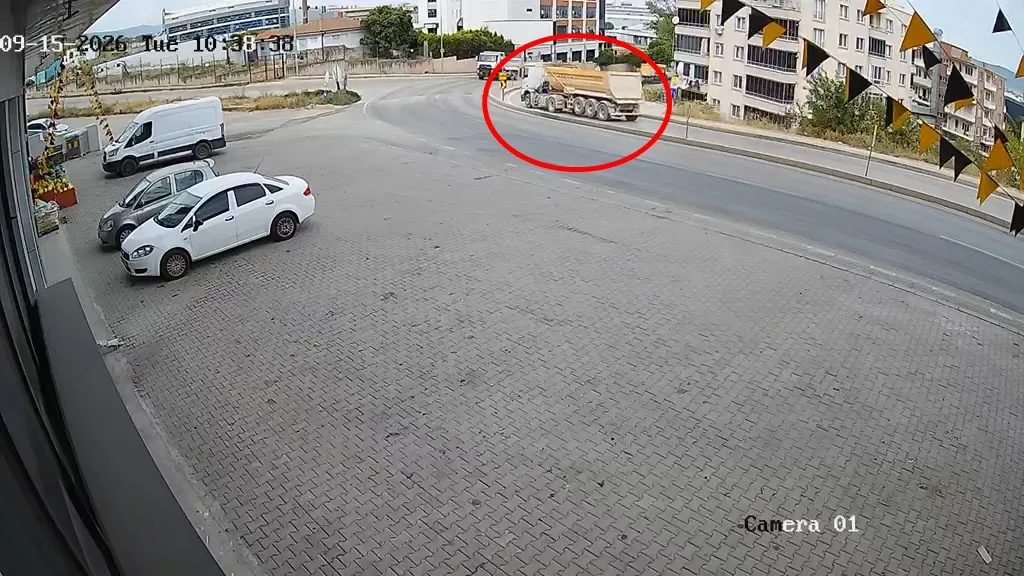 Bursa'da dehşet anları: Refüjü aşan hafriyat kamyonu ortalığı birbirine kattı