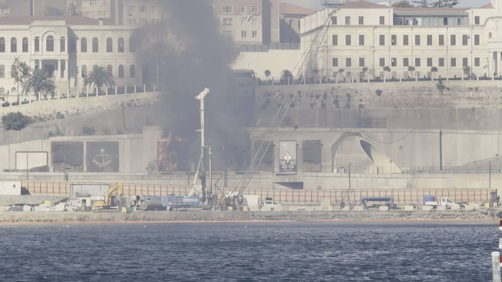 Beyoğlu'nda korkutan yangın: Tünel girişi alevlere teslim oldu