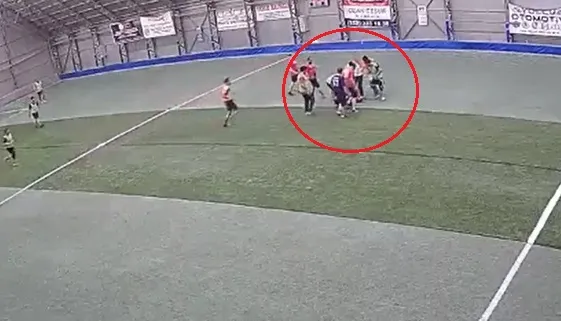 Halı sahada son anları kameraya yansıdı: Genç sağlıkçıdan acı haber