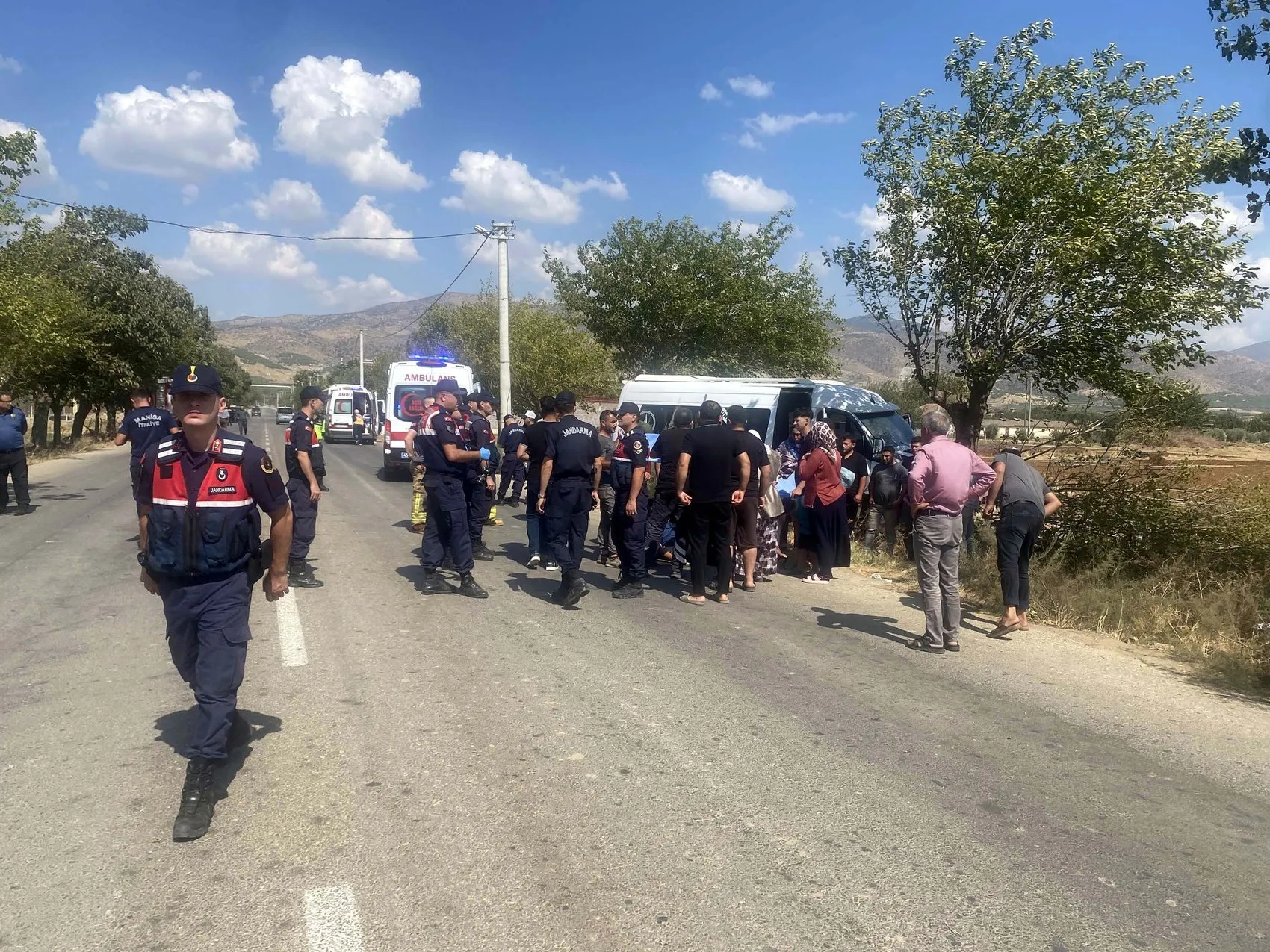 Alaşehir'de tarım işçilerini taşıyan minibüs kontrolden çıktı: 14 yaralı