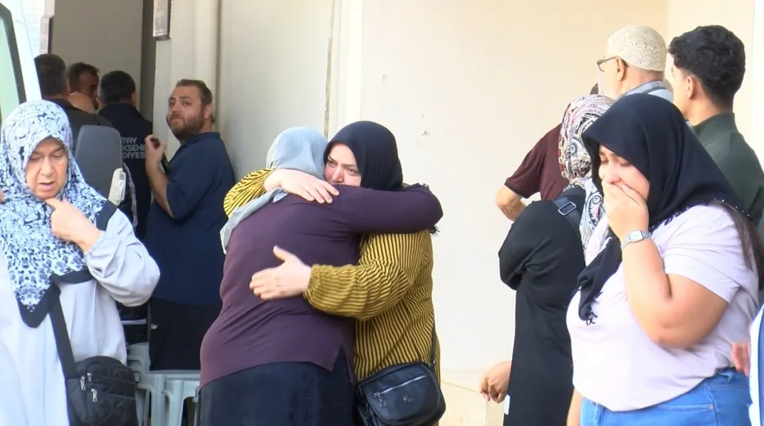 Hatay'da yürek yakan veda: Aynı otomobilde can veren 7 kişi yan yana defnedildi