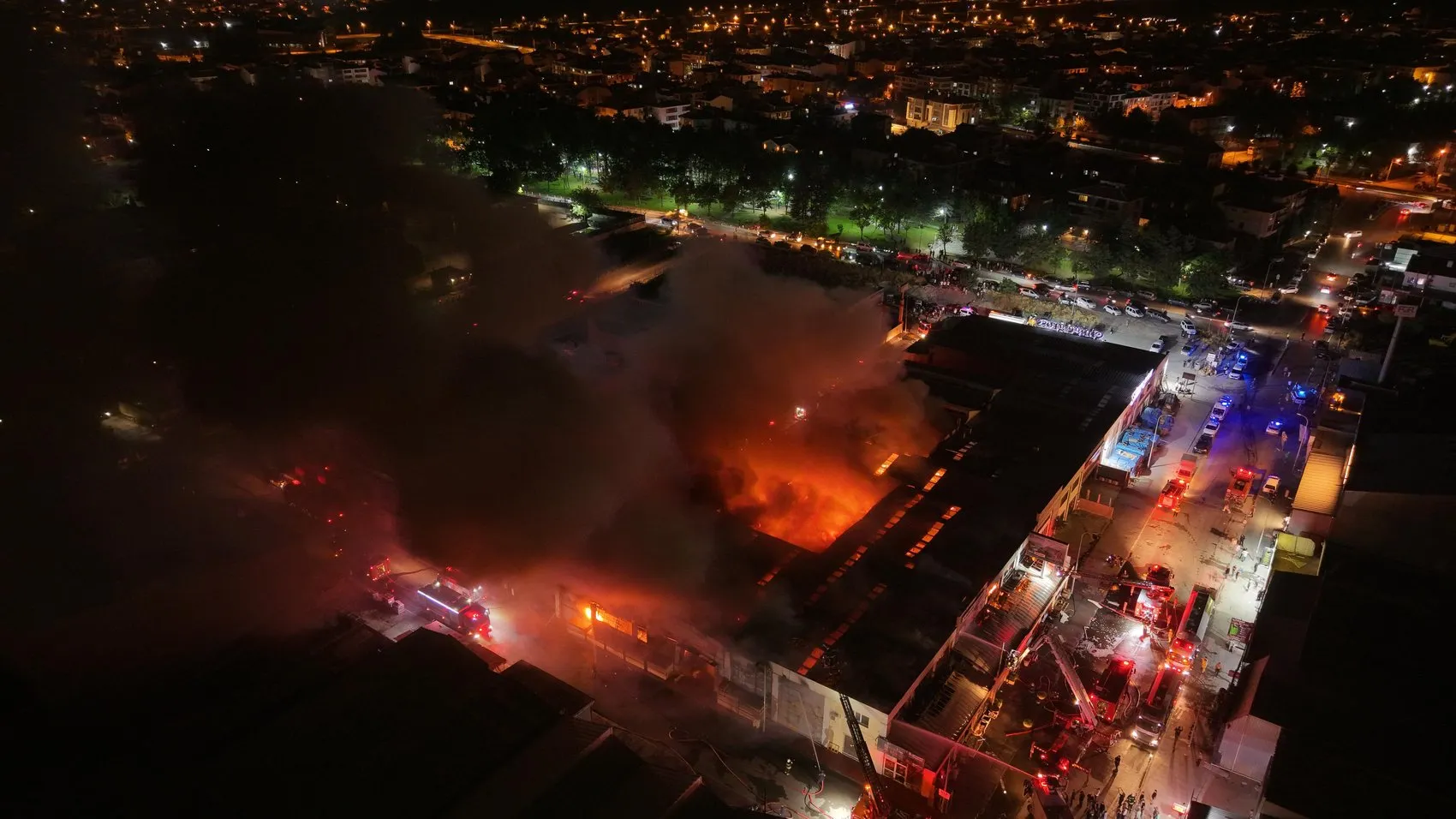 Eskişehir'de alevlerin ortasında duygulandıran an: İtfaiye eri bayrağı kurtardı