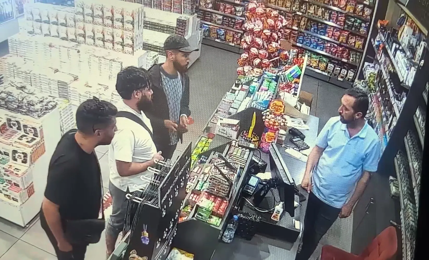 Edirne'de dehşet anları: Tartışma büyüdü, otomobili insanların üzerine sürdü