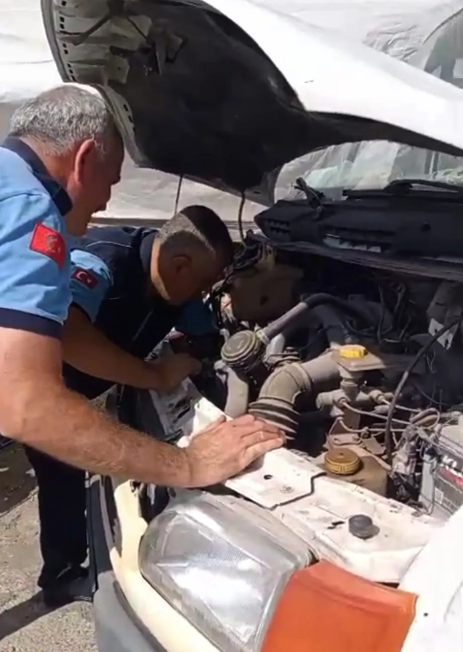 Pazarcı esnafının sabah sürprizi: Minibüsün motorundan gelen ses herkesi harekete geçirdi