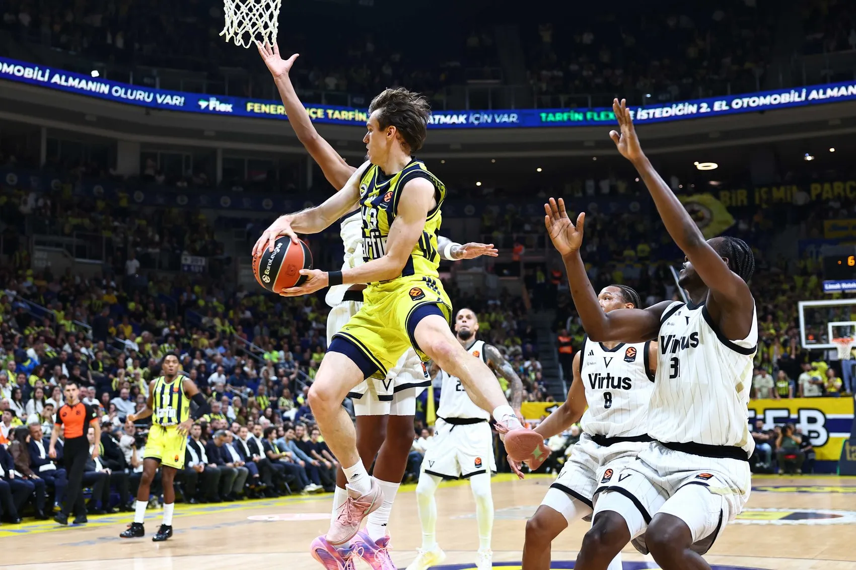 Ülker Arena'da sezon açılışı: Fenerbahçe Tarfin İtalyan rakibini devirdi