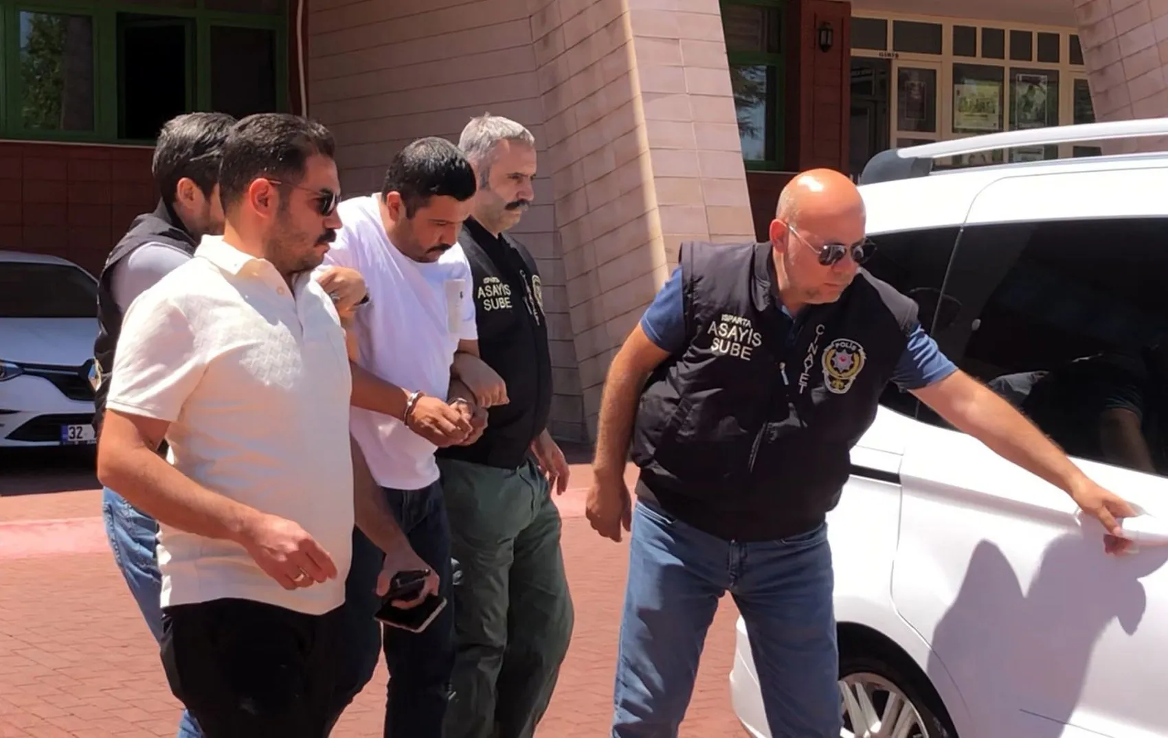 Isparta'da adliye koridorlarında yankılanan feryat: Oğlunun katiline verilen cezayı alkışlarla karşıladılar