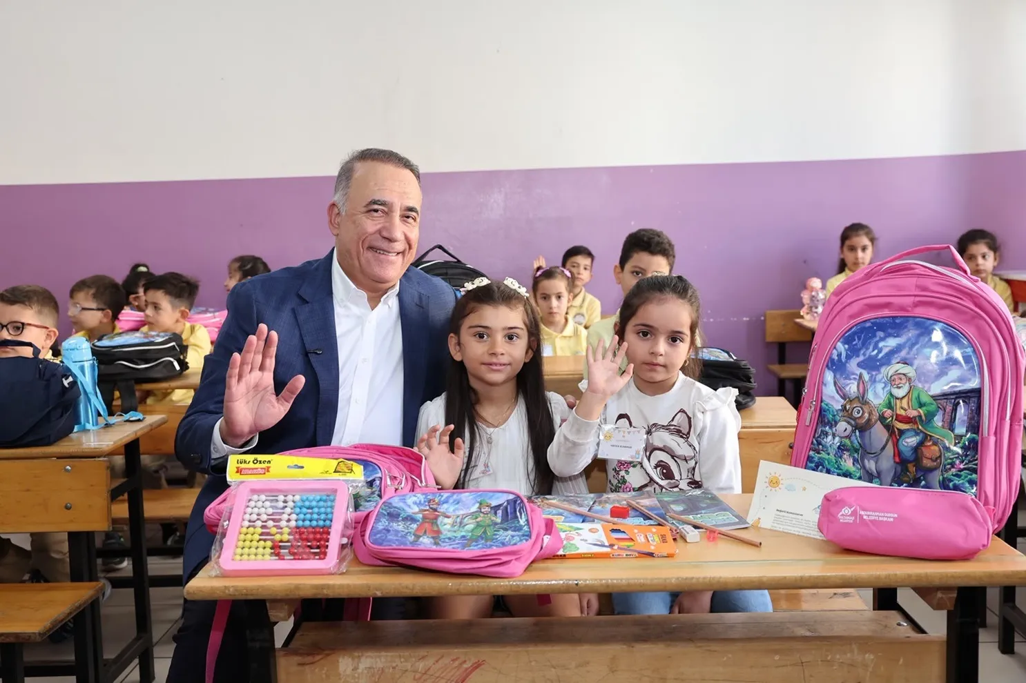 Sultangazi'de okul heyecanı: 12 bin minik öğrencinin masasında belediye sürprizi
