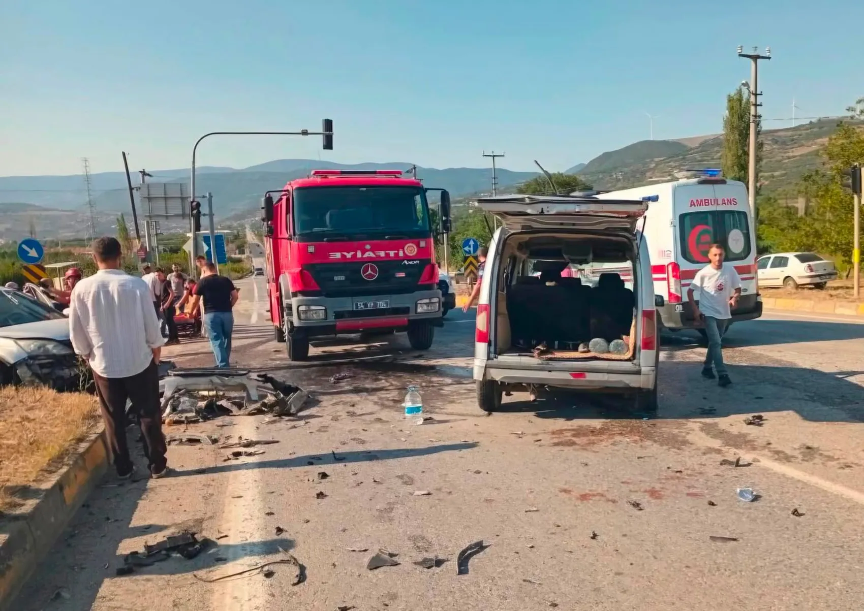 Geyve yolunda korkunç kaza: İki araç çarpıştı, altı kişi hastanelik oldu