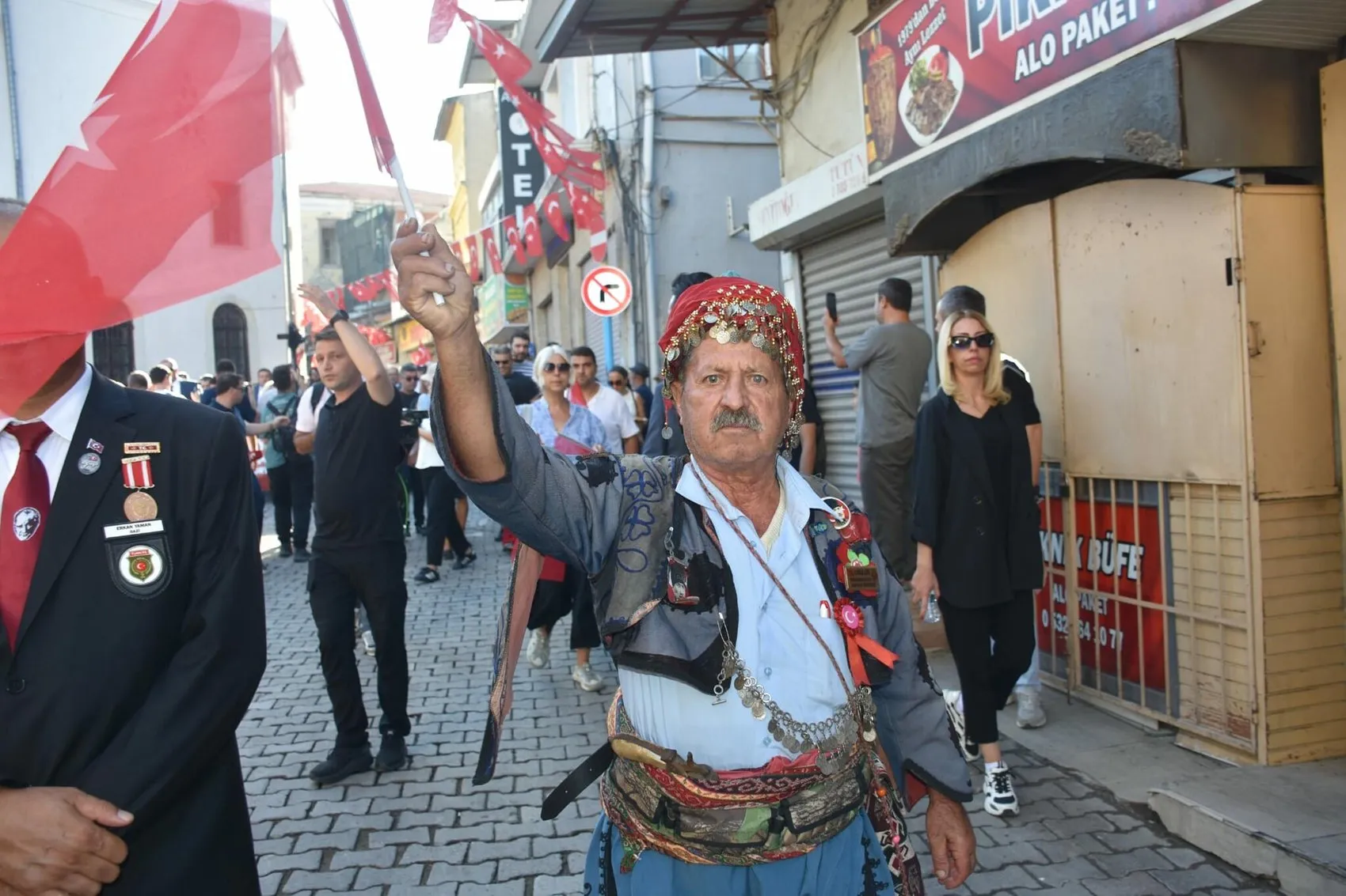 İzmir sokaklarında 350 metrelik dev gurur: 9 Eylül coşkusu zirveye taşındı