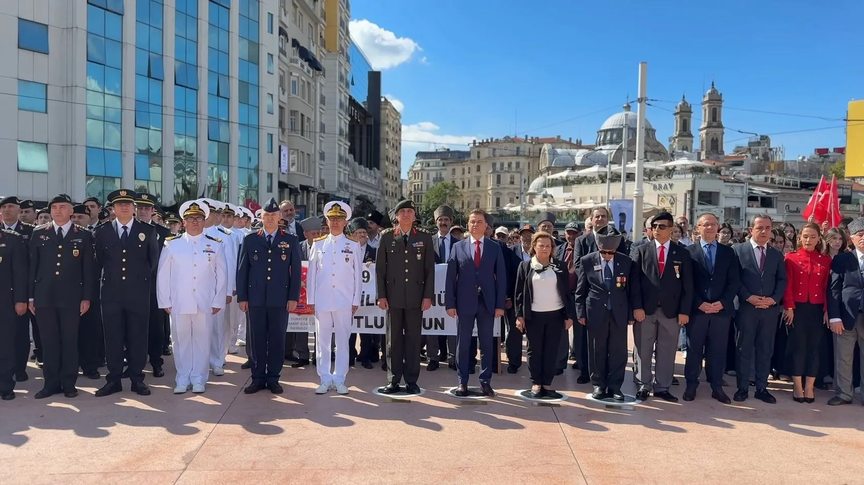 Taksim Meydanı'nda Gaziler Günü'ne özel anlamlı buluşma