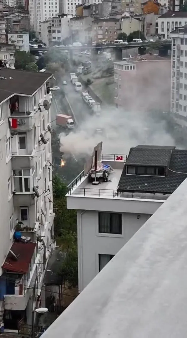Seyrantepe'de korku dolu anlar: Elektrik direği bir anda alev topuna döndü