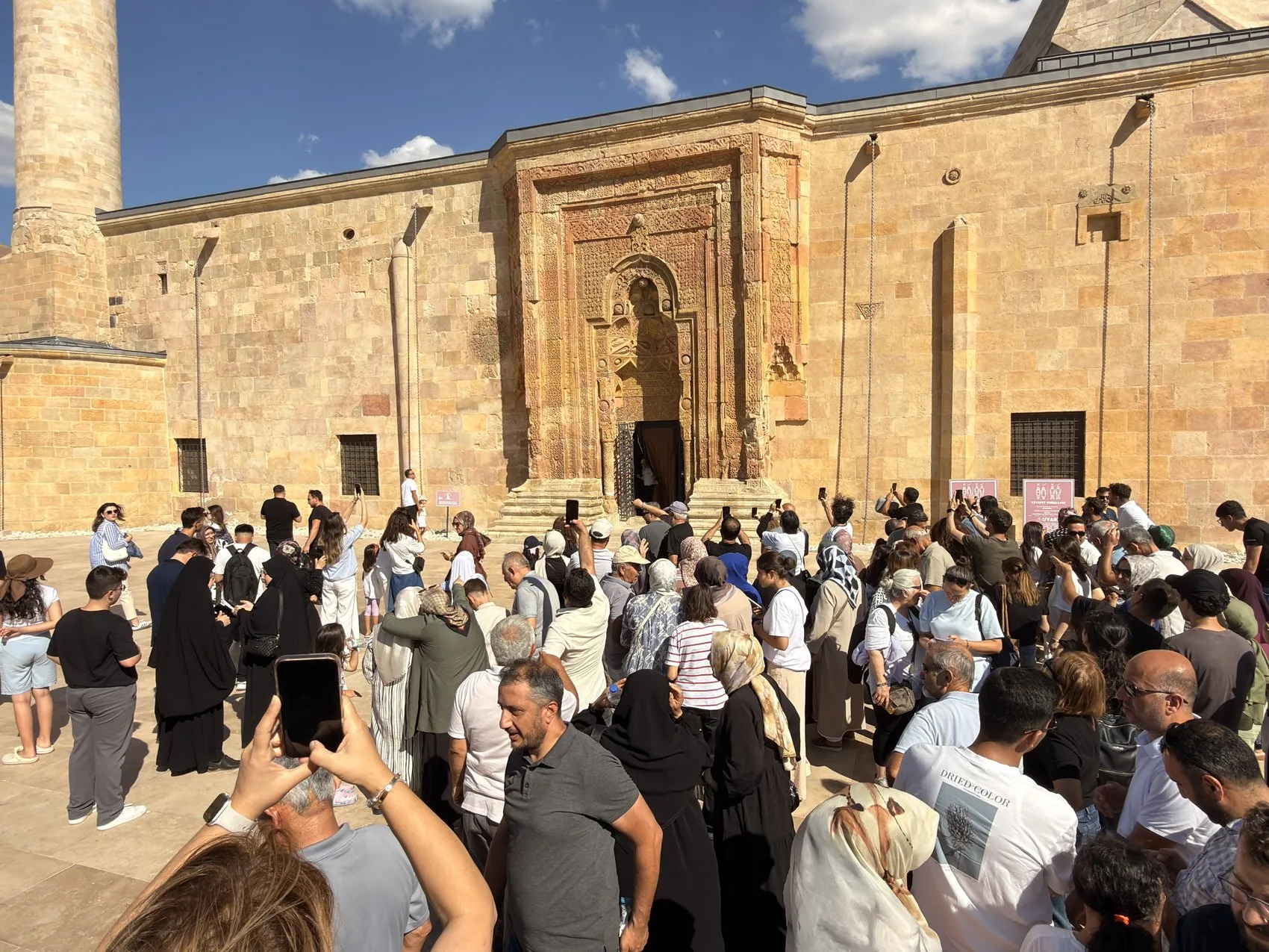 Taşın dile geldiği an: Divriği'de güneşin gölgeyle yazdığı namaz silüeti