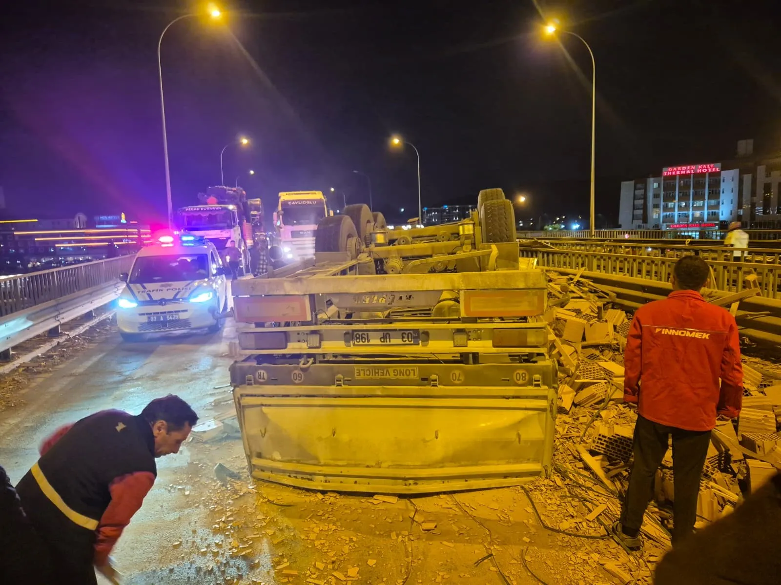 Afyonkarahisar'da dehşet anları: TIR köprüde asılı kaldı