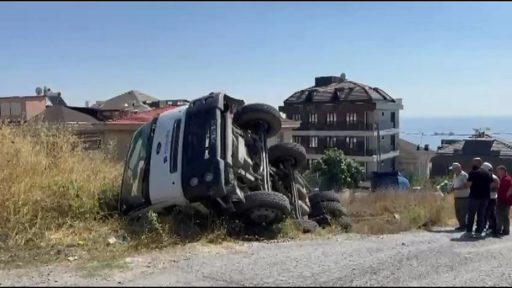 Beylikdüzü'nde inşaat sahasında korkutan kaza: Yol çöktü, mikser şarampole yuvarlandı