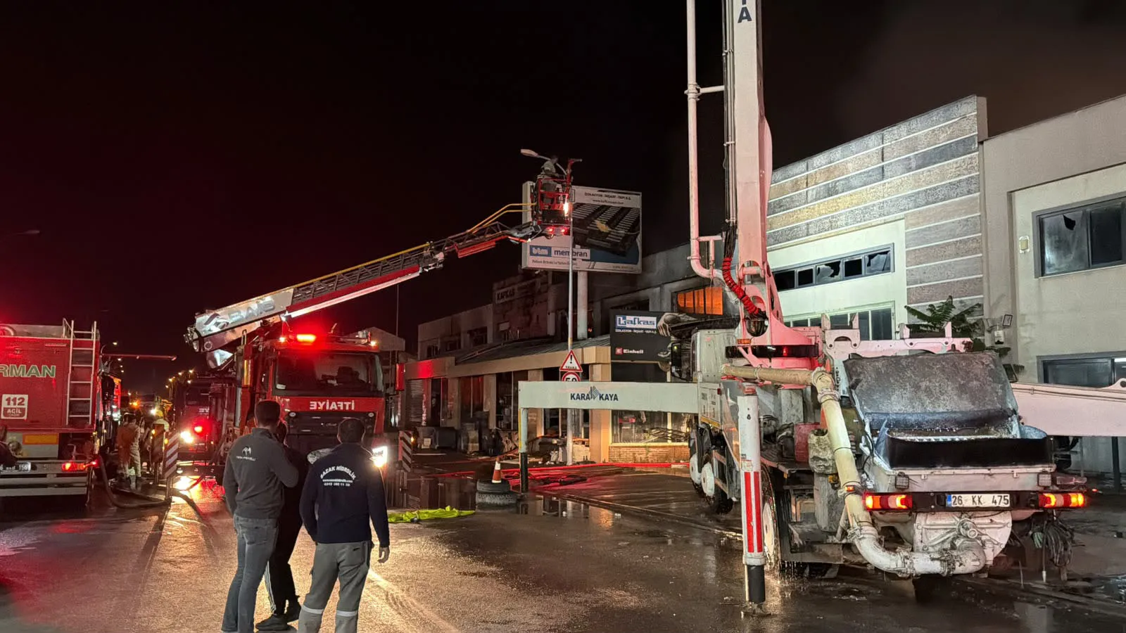 Baksan Sanayi Sitesi'nde geceyi aydınlatan alevler: TOMA'lar söndürme çalışmalarına katıldı
