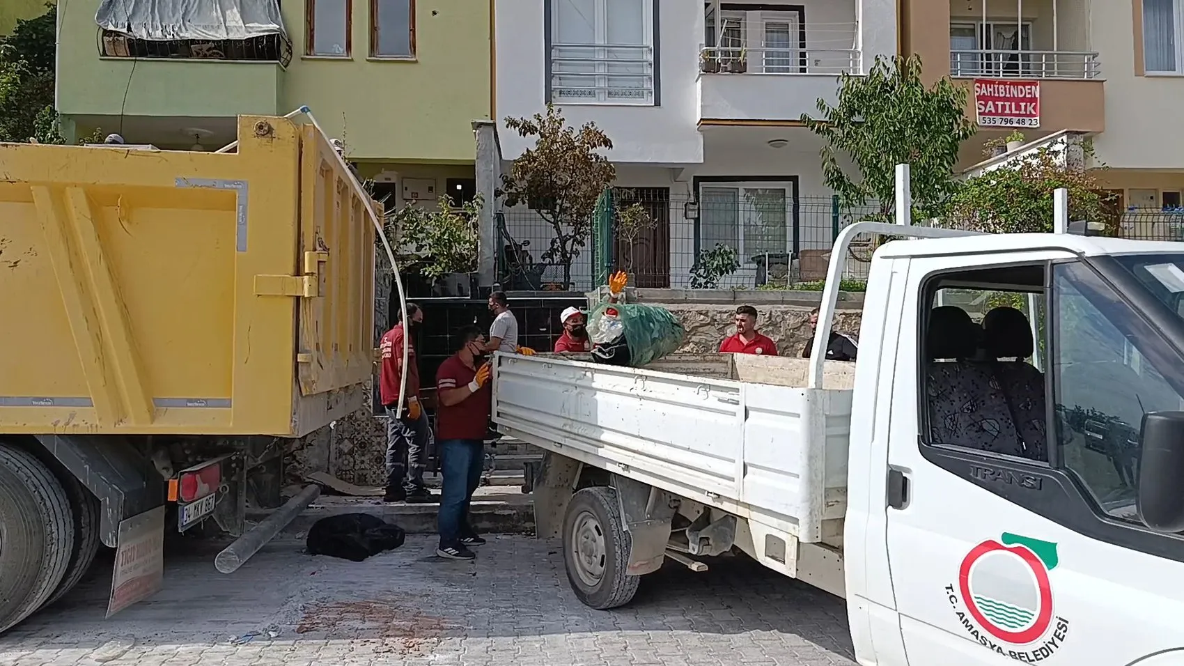 Amasya'da bir evden çıkanlar şoke etti: Tonlarca çöp biriktirmiş