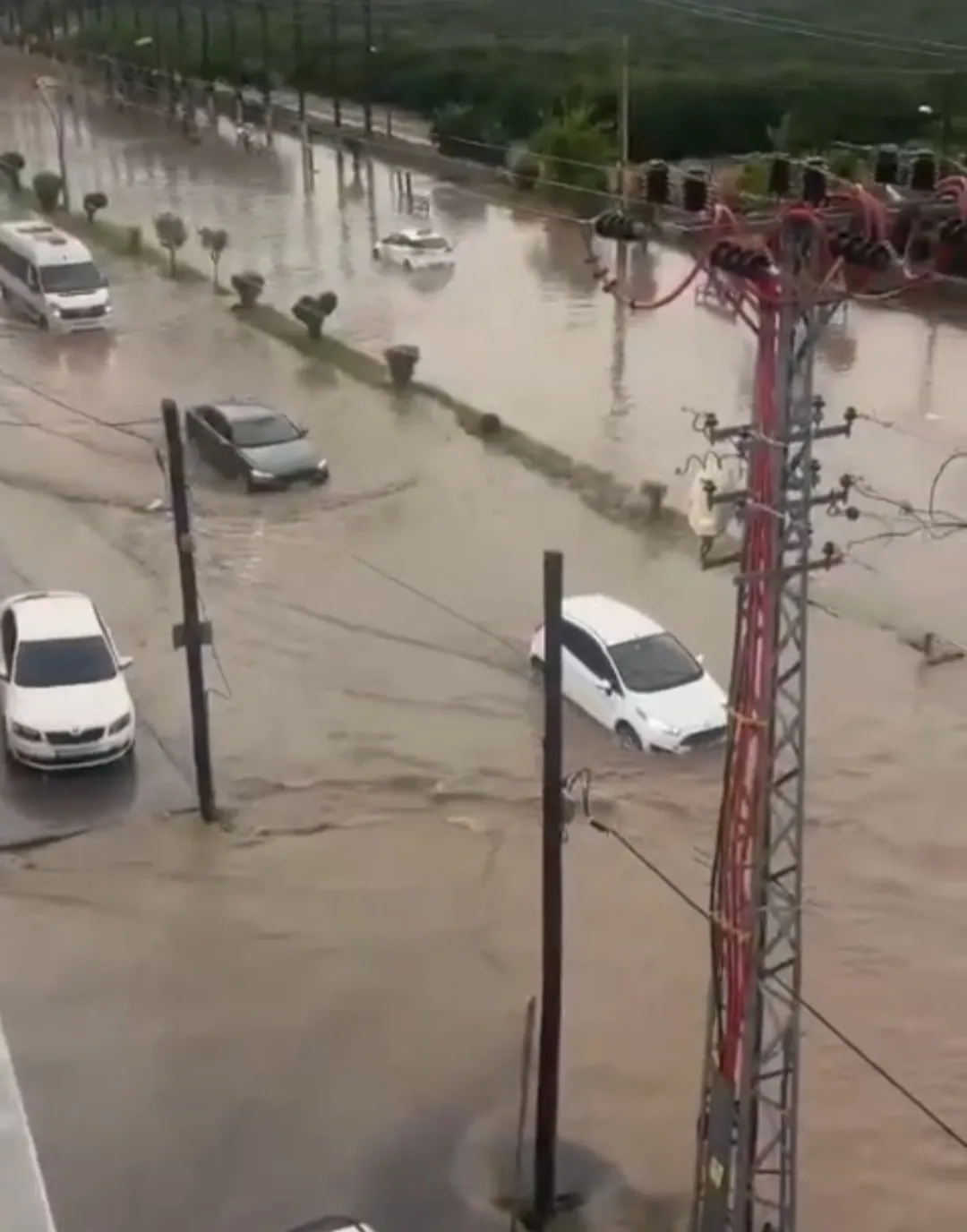 Dörtyol'da kabus dolu anlar: Sular altında kalan araçlardan son anda kurtarıldılar