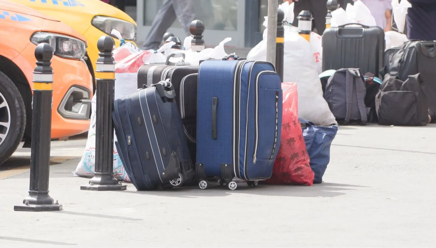 İstanbul'da okul zili öncesi büyük göç: Otogarlarda adım atacak yer kalmadı