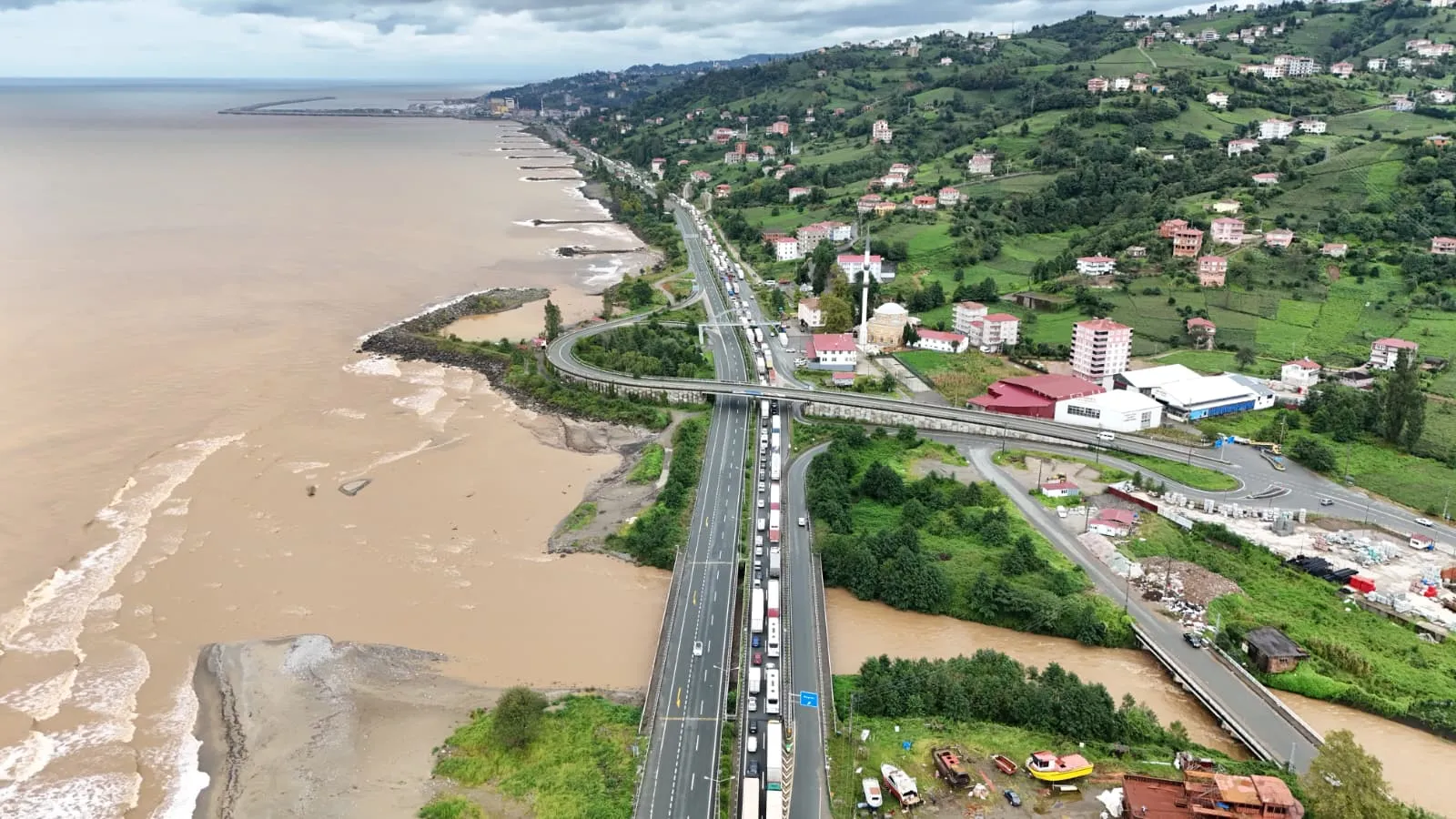 Rize'de selin faturası ağır oldu: Milyarlık yıkımın izleri siliniyor