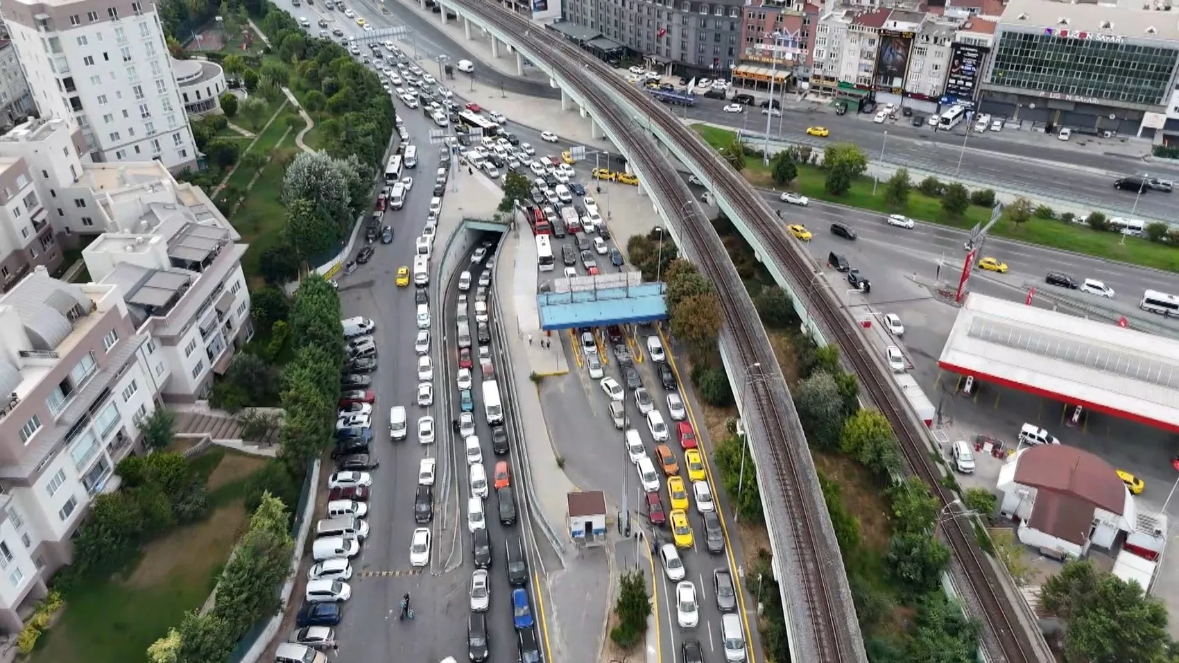 İstanbul'da okul zili öncesi büyük göç: Otogarlarda adım atacak yer kalmadı
