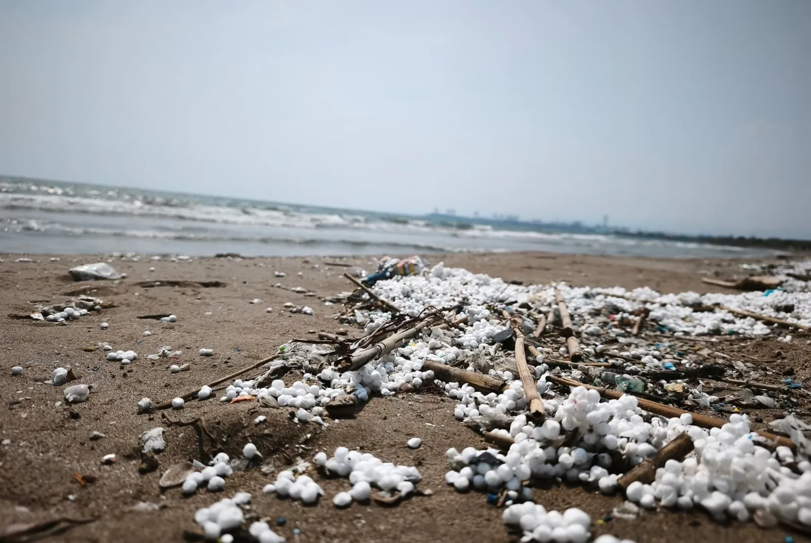 Akdeniz'in derinliklerinde sessiz istila: Balıkçı ağları artık deniz canlısı değil plastik doluyor