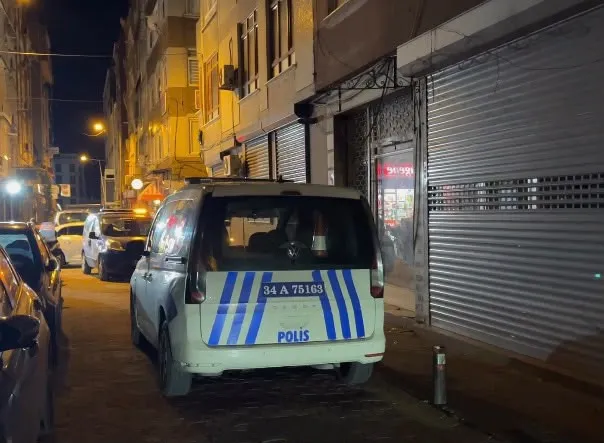 Bakırköy'de korku dolu anlar: Metruk binanın üst katı saniyeler içinde sokağa yığıldı