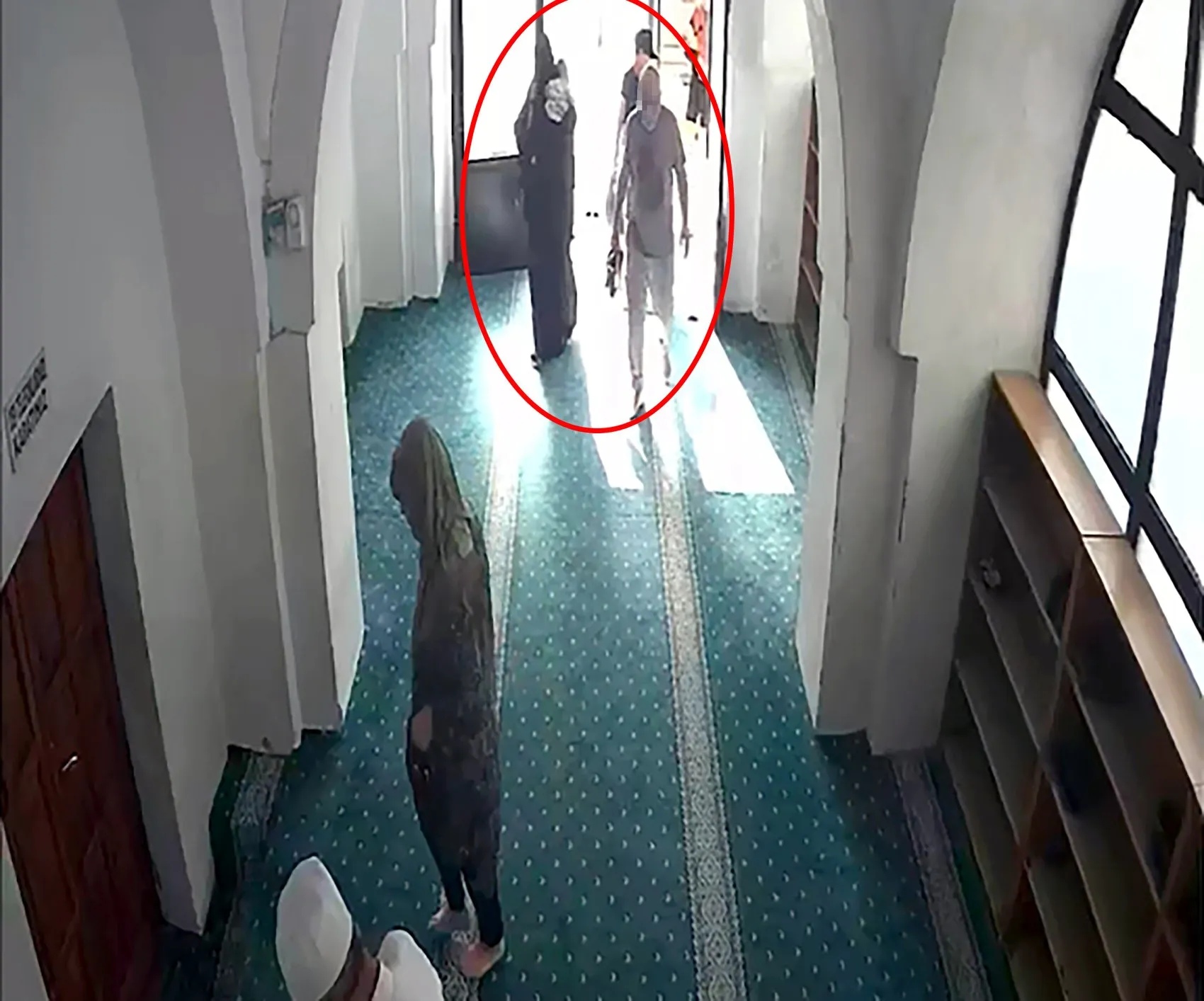 İbadethanede soğukkanlı hırsızlık: Kuyumcudan çıkan kadını adım adım takip ettiler