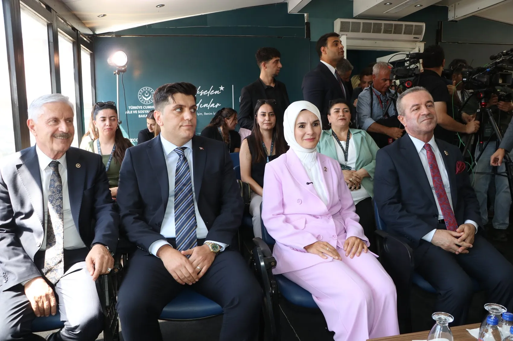 Bakan Göktaş'tan Hakkari'de tarihi çağrı: Terörsüz Türkiye'nin anahtarı kadınların elinde