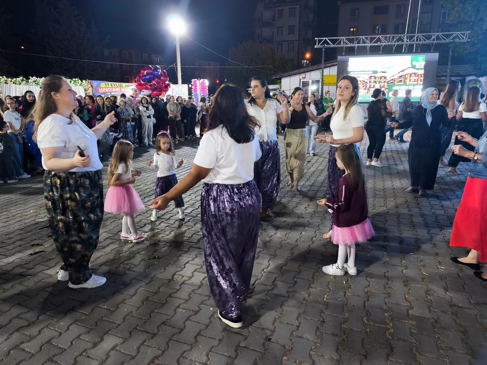 Keşan'da sandıklar açıldı: Binlerce kadın şalvarlarıyla meydanı doldurdu
