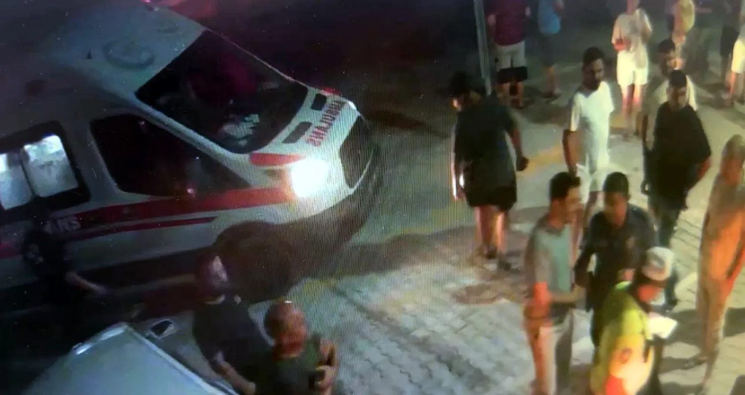 Erdemli'de gece yarısı dehşeti: Kontrolden çıkan araç galeriye daldı