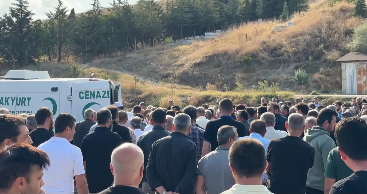 Evlat acısıyla sarsılan baba: Kendi elleriyle toprağa verdi