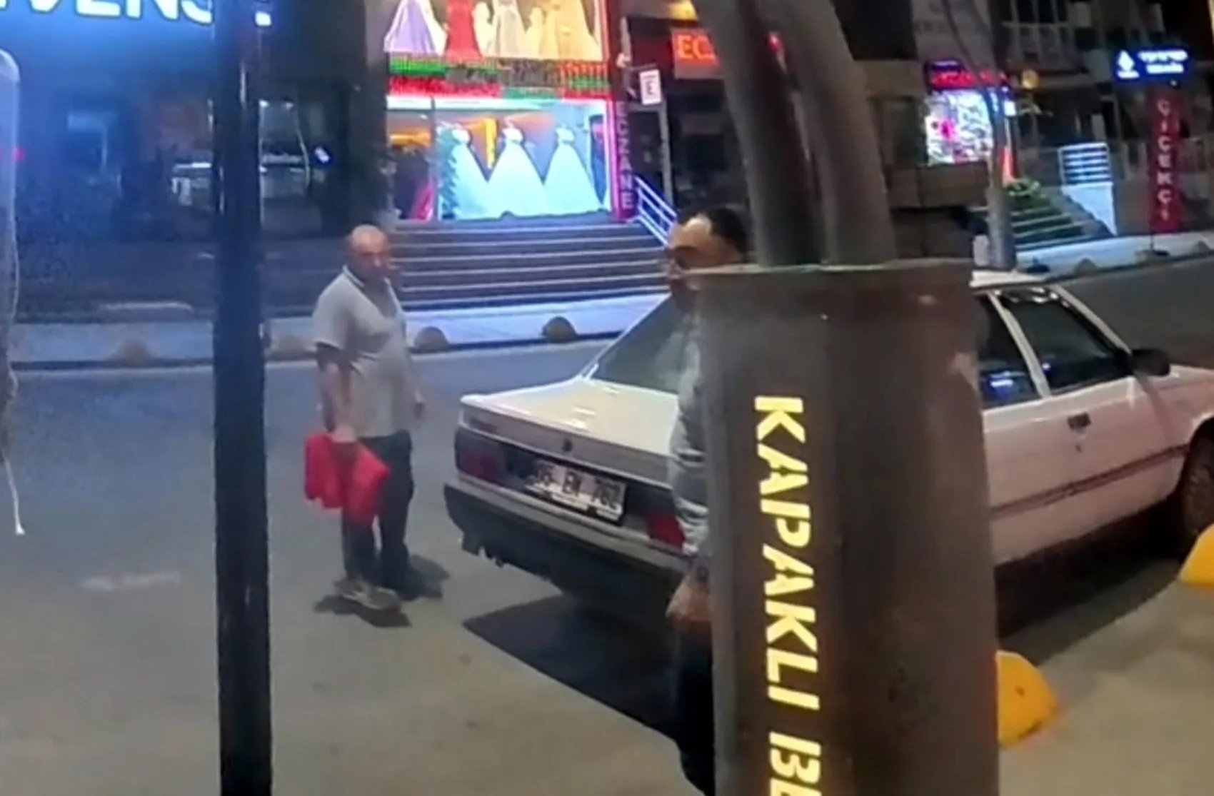 Motokurye Tuğba'nın bayrak isteğine belediye personelinden anlamlı yanıt: Sözünü tuttu
