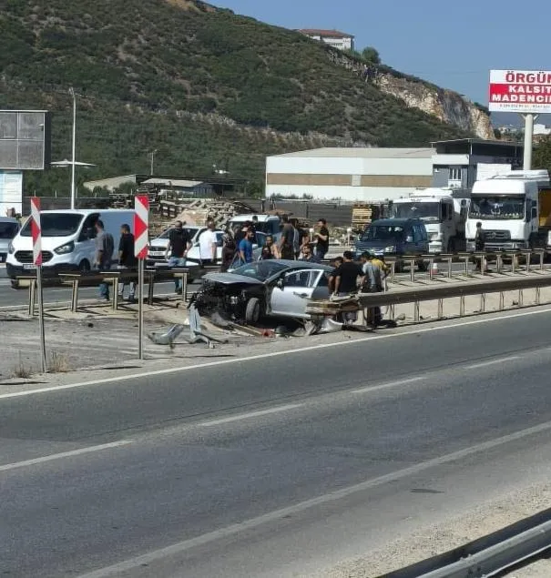 Orhangazi yolunda dehşet anları: Kontrolden çıkan otomobil refüje uçtu