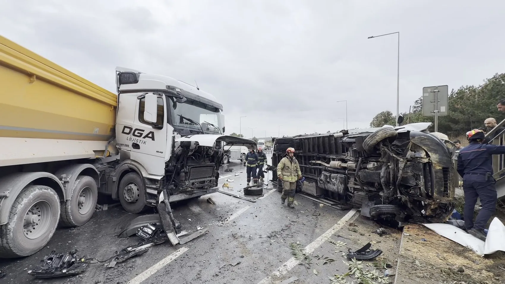Arnavutköy'de yağmurun getirdiği kabus: Devrilen kamyona çarptı, kardeşin feryadı yürekleri dağladı