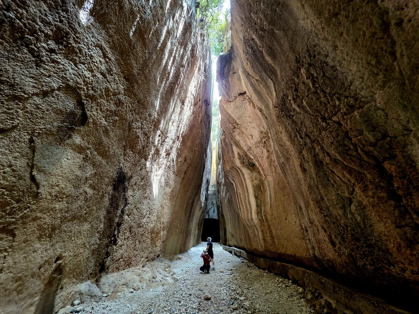 İnsan Emeğinin Devasa Mirası: Binlerce Esirin Kazdığı Tünel Turist Akınına Uğruyor