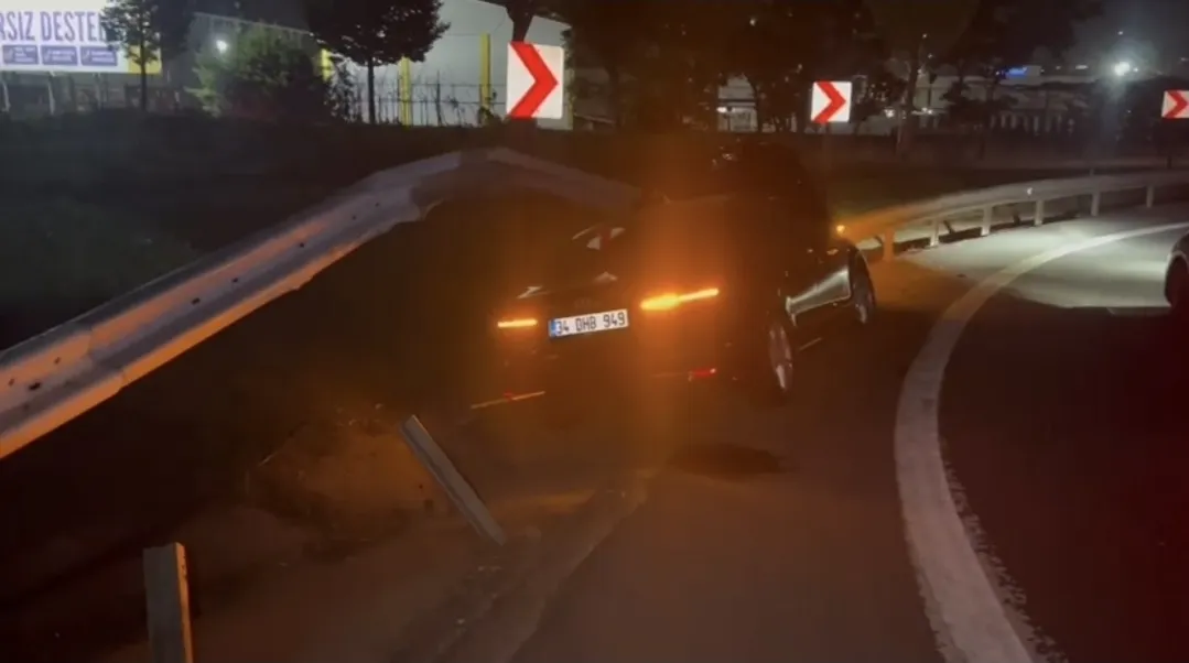 Basın Ekspres Yolu'nda gece yarısı dehşeti: Virajı alamayan otomobil refüje saplandı