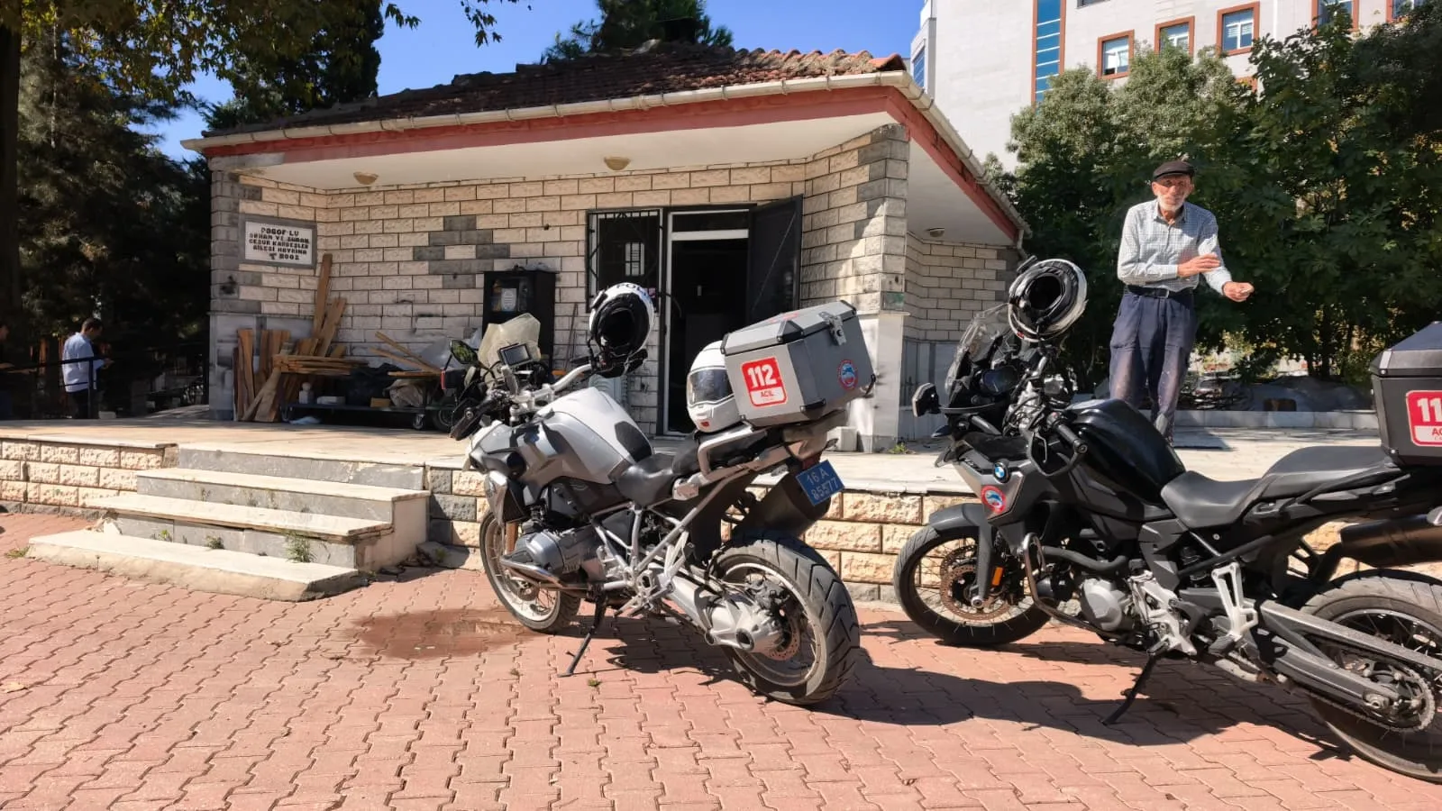 Mezarlıkta dehşet anları: Husumetlisini baltayla ağır yaraladı